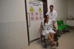 Cadeira de rodas para ressonância magnética